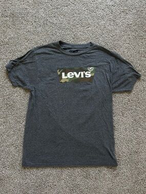 levi’s crew tee